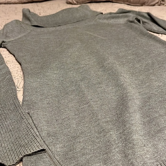 Guess S Gray Turtleneck Sweater - Picture 4 of 6